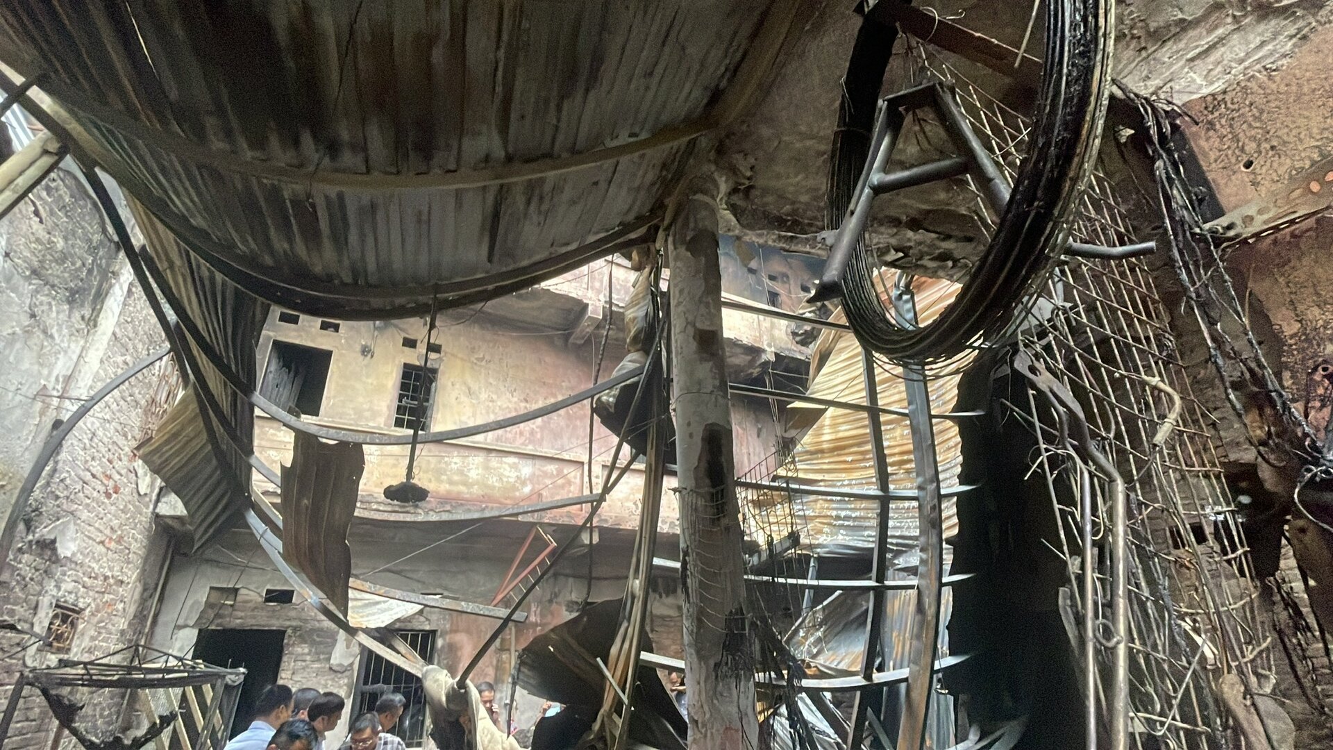Tan hoang hiện trường vụ cháy nhà trọ Trung Kính khiến 14 người thiệt mạng - 8