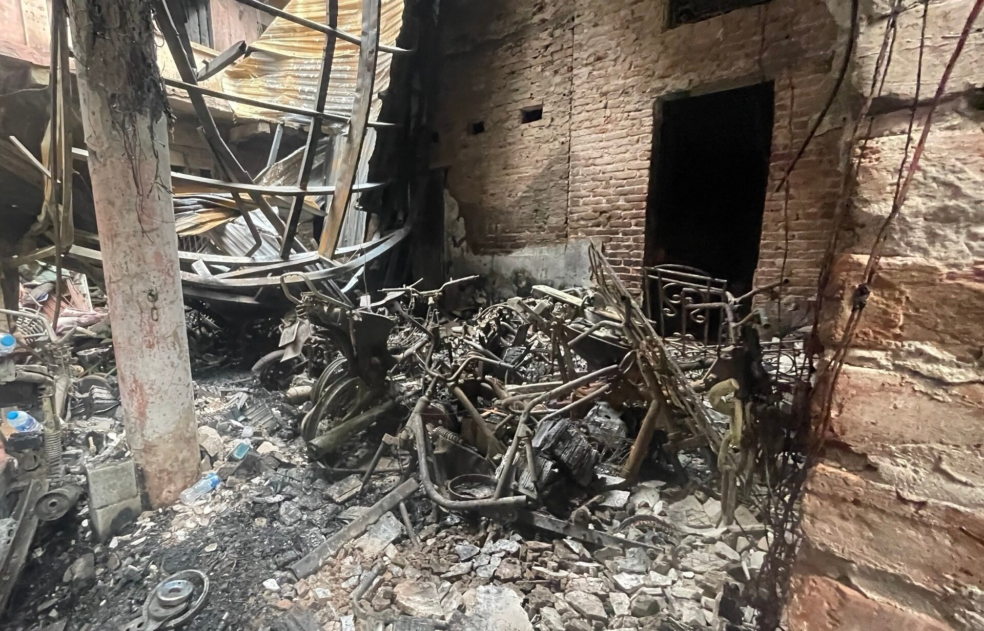 Tan hoang hiện trường vụ cháy nhà trọ Trung Kính khiến 14 người thiệt mạng - 9