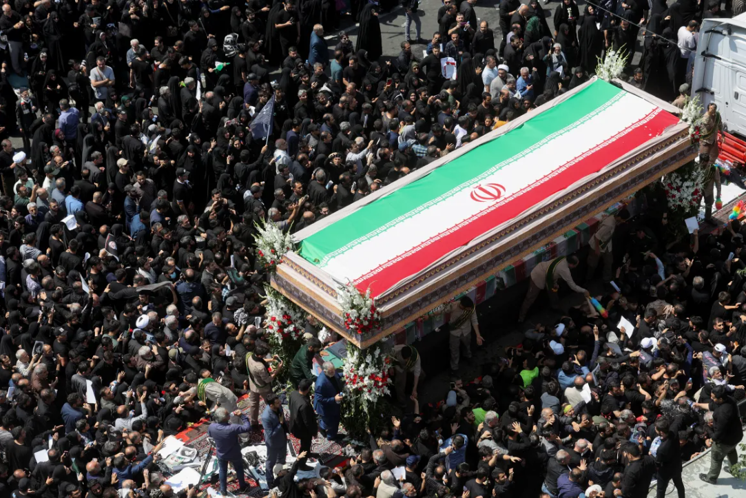 Biển người đưa tiễn Tổng thống Iran Ebrahim Raisi - 1