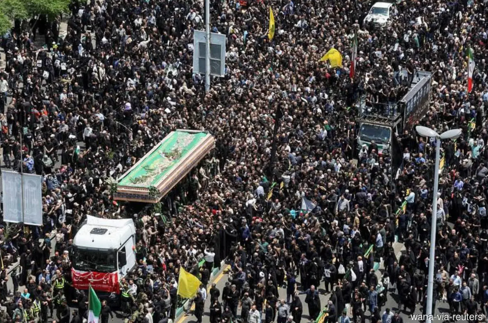 Biển người đưa tiễn Tổng thống Iran Ebrahim Raisi - 10