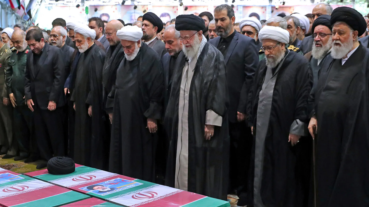 Biển người đưa tiễn Tổng thống Iran Ebrahim Raisi - 3