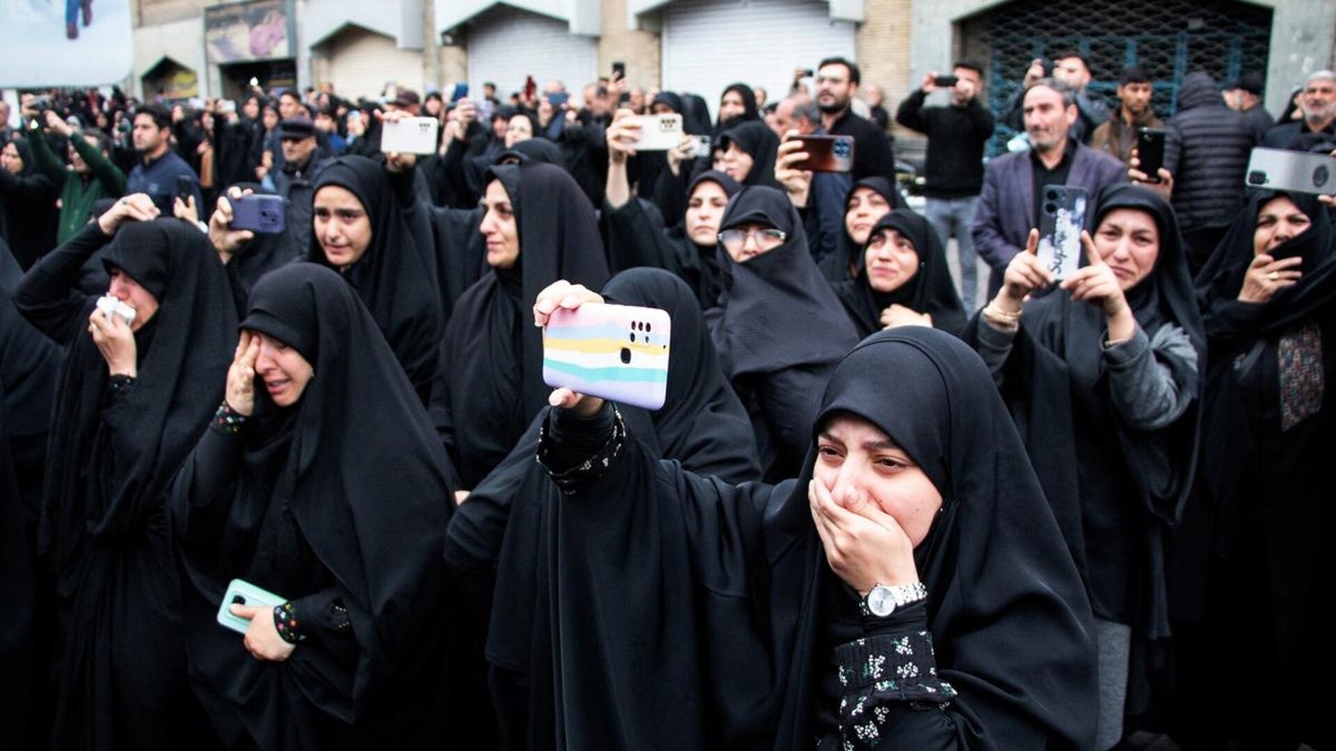Biển người đưa tiễn Tổng thống Iran Ebrahim Raisi - 6