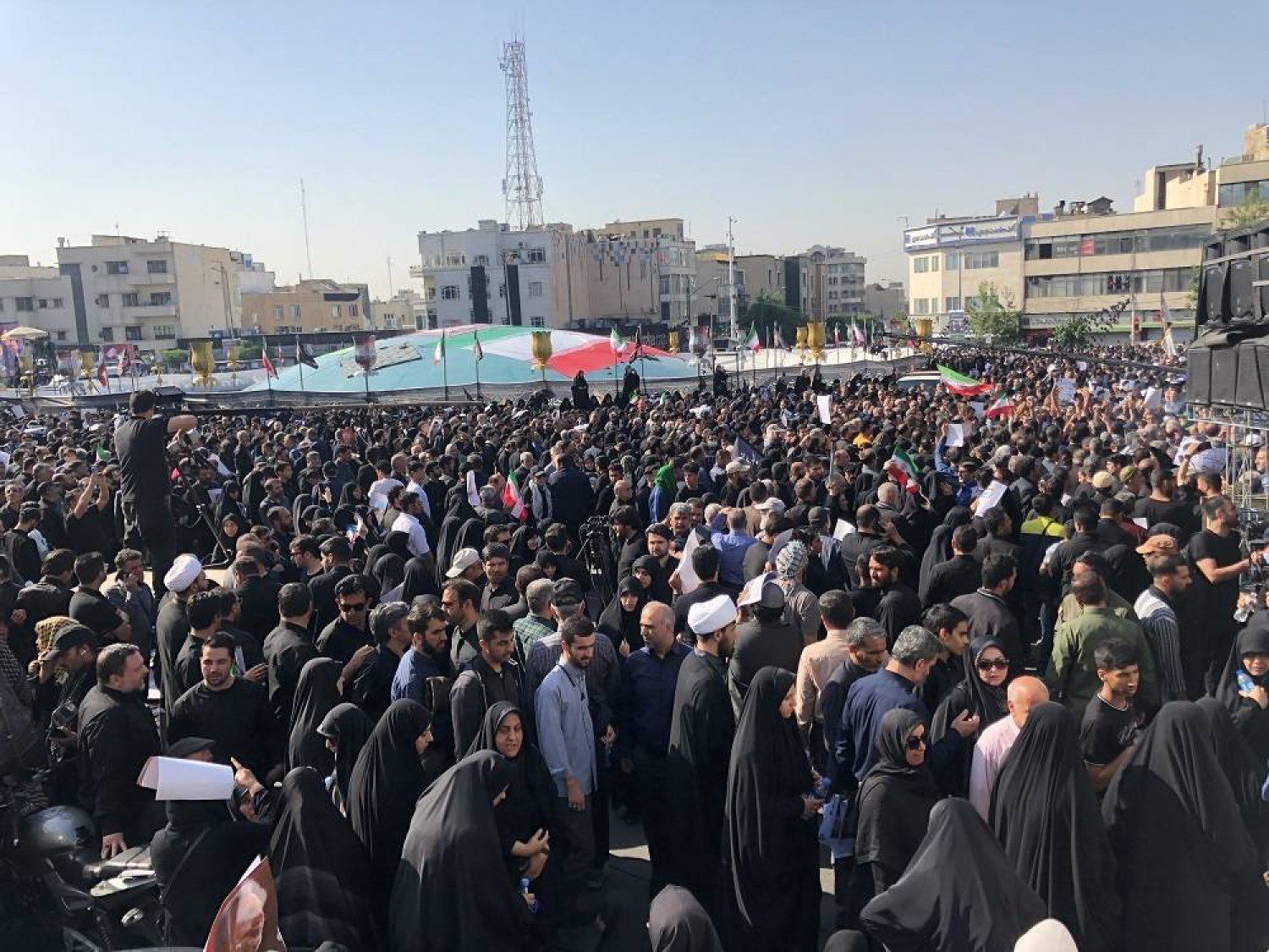 Biển người đưa tiễn Tổng thống Iran Ebrahim Raisi - 7