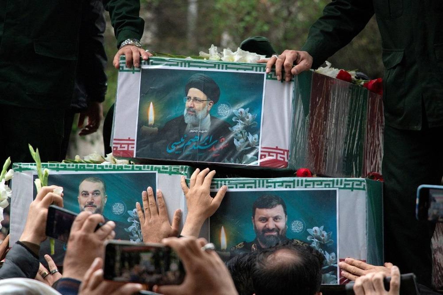 Biển người đưa tiễn Tổng thống Iran Ebrahim Raisi - 8