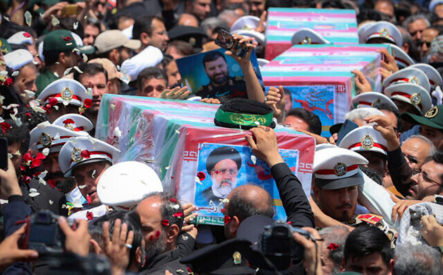 Biển người đưa tiễn Tổng thống Iran Ebrahim Raisi - 2