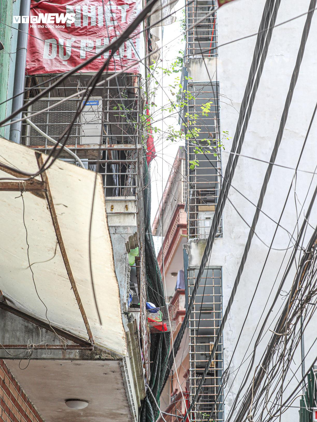 Chuồng cọp, lưới thép bủa vây khắp ngõ nhỏ có nhà trọ cháy ở Trung Kính - 8
