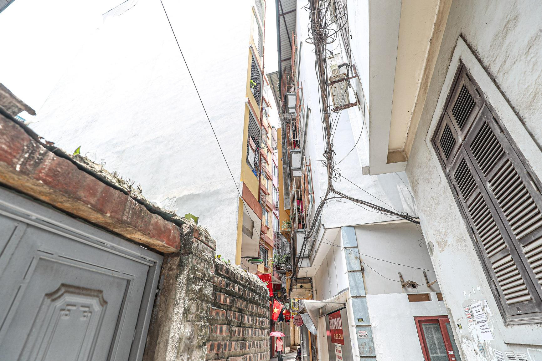 Chuồng cọp, lưới thép bủa vây khắp ngõ nhỏ có nhà trọ cháy ở Trung Kính - 6