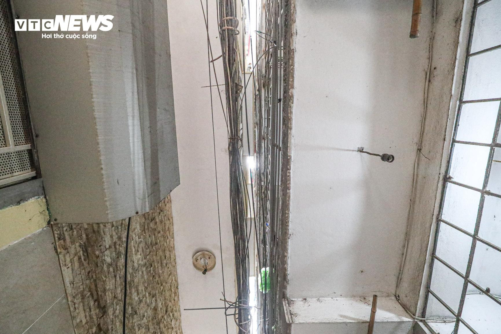 Chuồng cọp, lưới thép bủa vây khắp ngõ nhỏ có nhà trọ cháy ở Trung Kính - 7