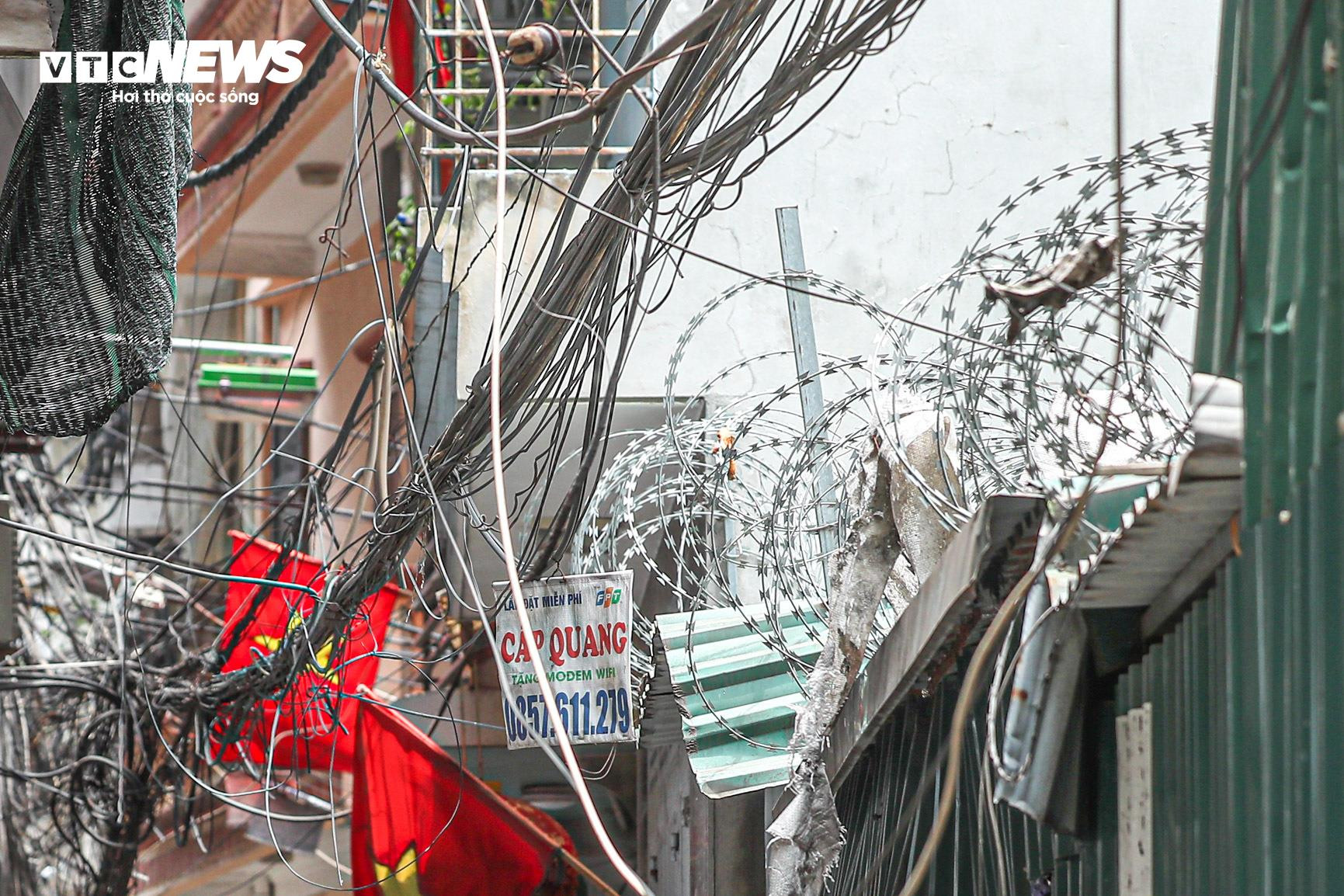 Chuồng cọp, lưới thép bủa vây khắp ngõ nhỏ có nhà trọ cháy ở Trung Kính - 9