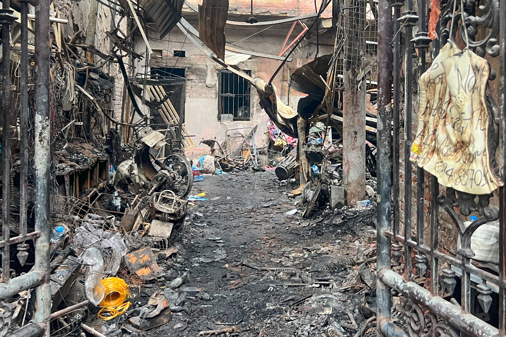 Tan hoang hiện trường vụ cháy nhà trọ Trung Kính khiến 14 người thiệt mạng - 2