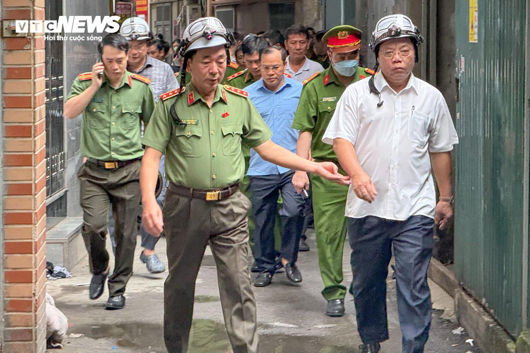Thượng tướng Trần Quốc Tỏ tới hiện trường vụ cháy nhà trọ 14 người chết ở Hà Nội - 3