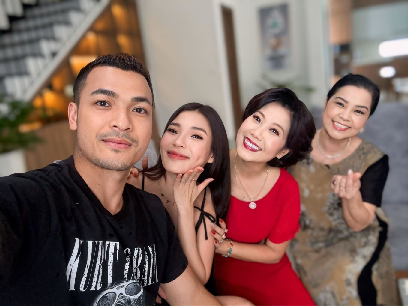 Sao Việt 25/5: Anh Thư gợi cảm ở tuổi 42, MC Mai Ngọc tươi tắn trên sân golf - 7