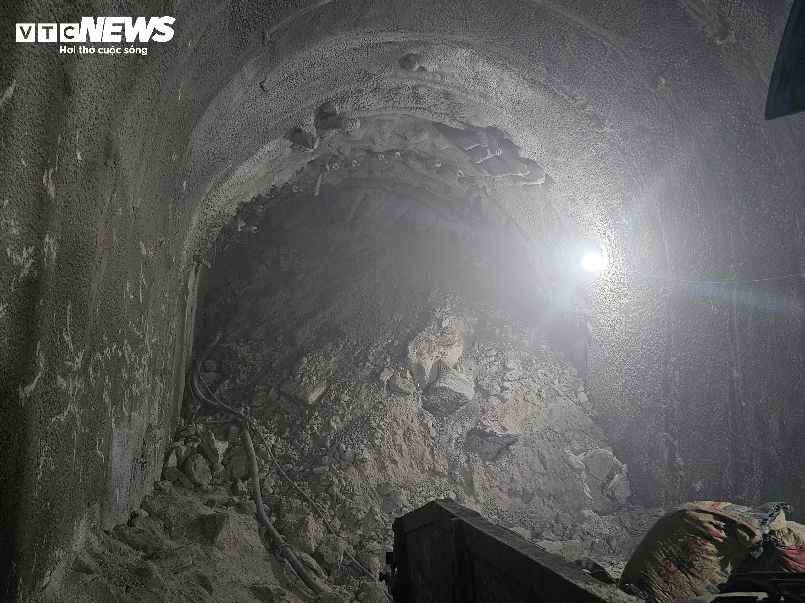 Hầm đường sắt Chí Thạnh tiếp tục sạt lở - 1