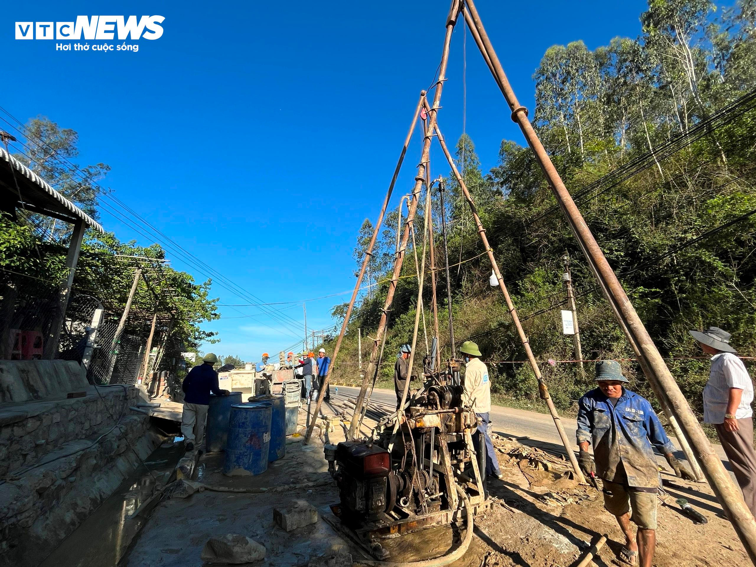 Hầm đường sắt Chí Thạnh tiếp tục sạt lở - 7