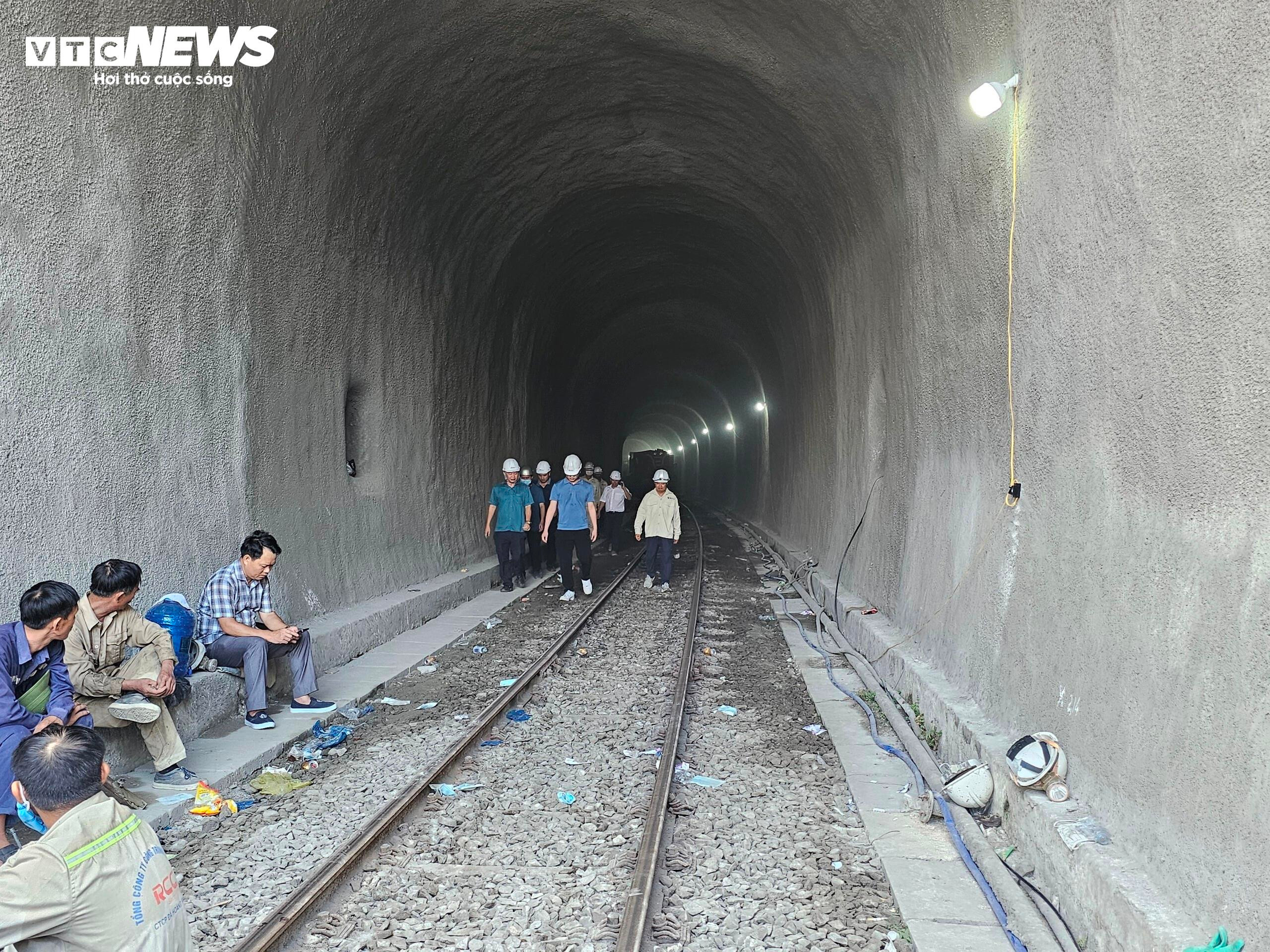 Hầm đường sắt Chí Thạnh tiếp tục sạt lở - 3