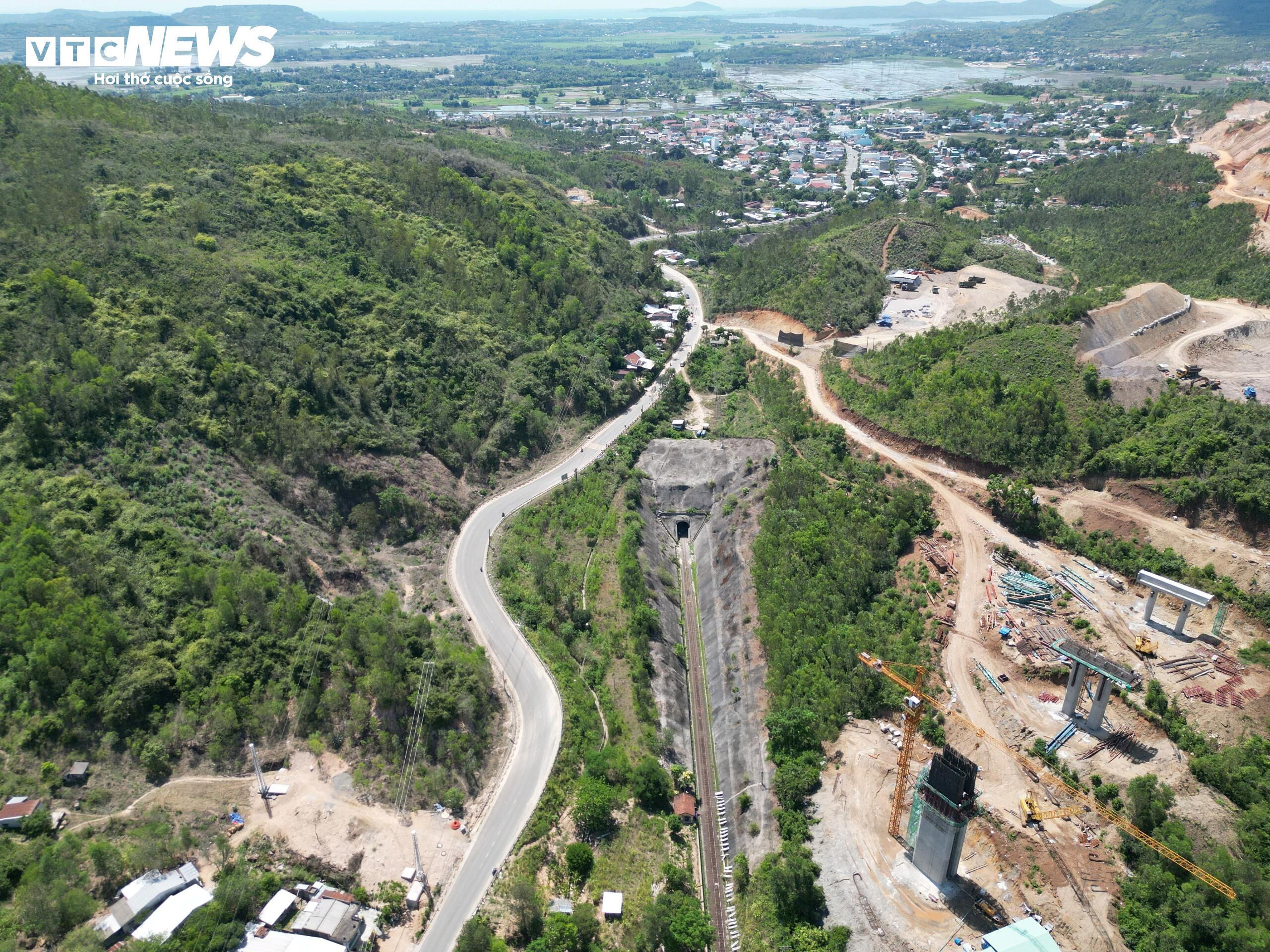 Hầm đường sắt Chí Thạnh tiếp tục sạt lở - 8