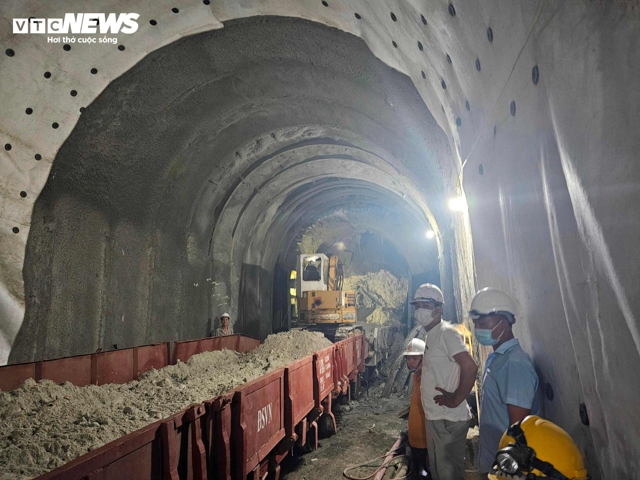 Hầm đường sắt Chí Thạnh tiếp tục sạt lở - 5