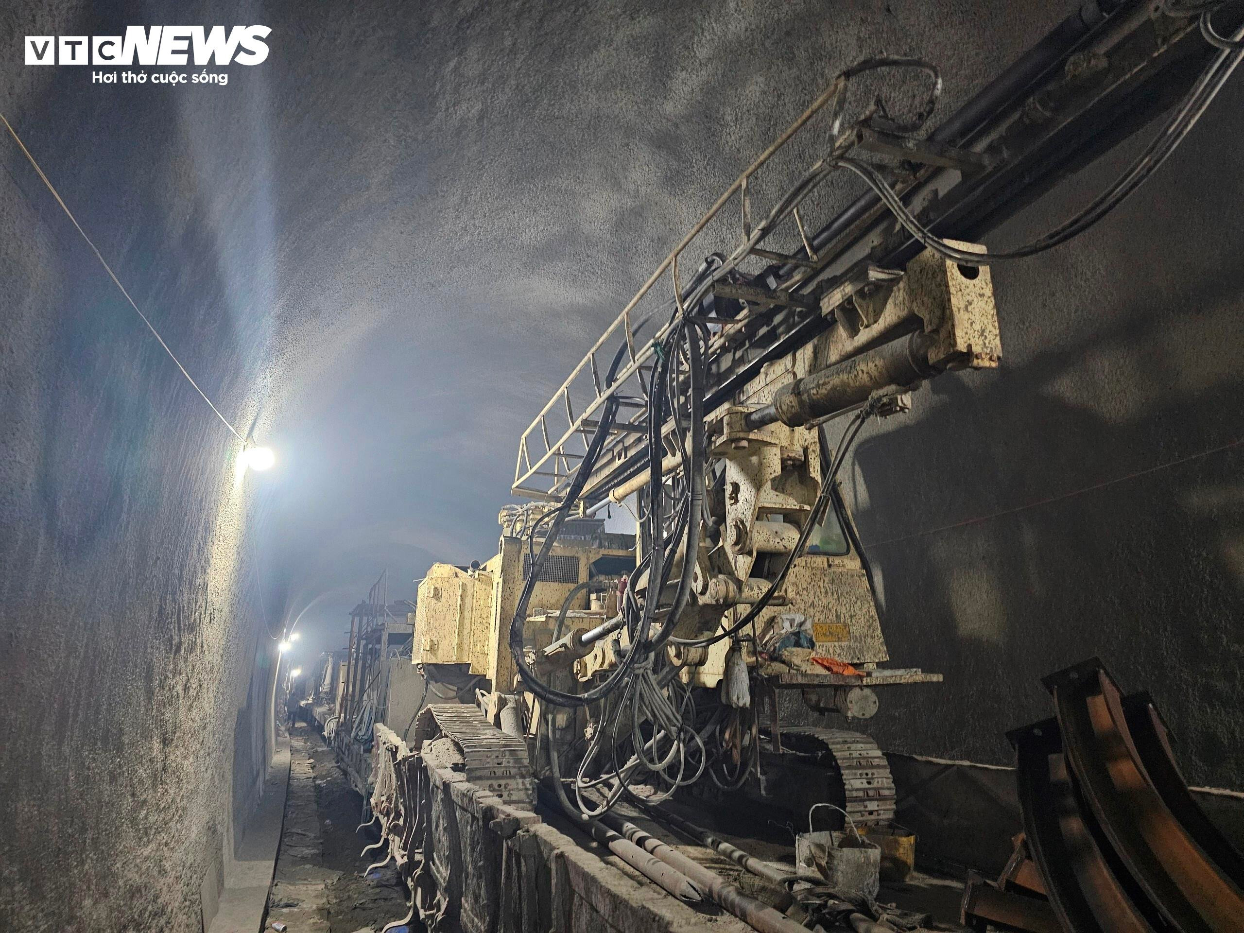 Hầm đường sắt Chí Thạnh tiếp tục sạt lở - 4