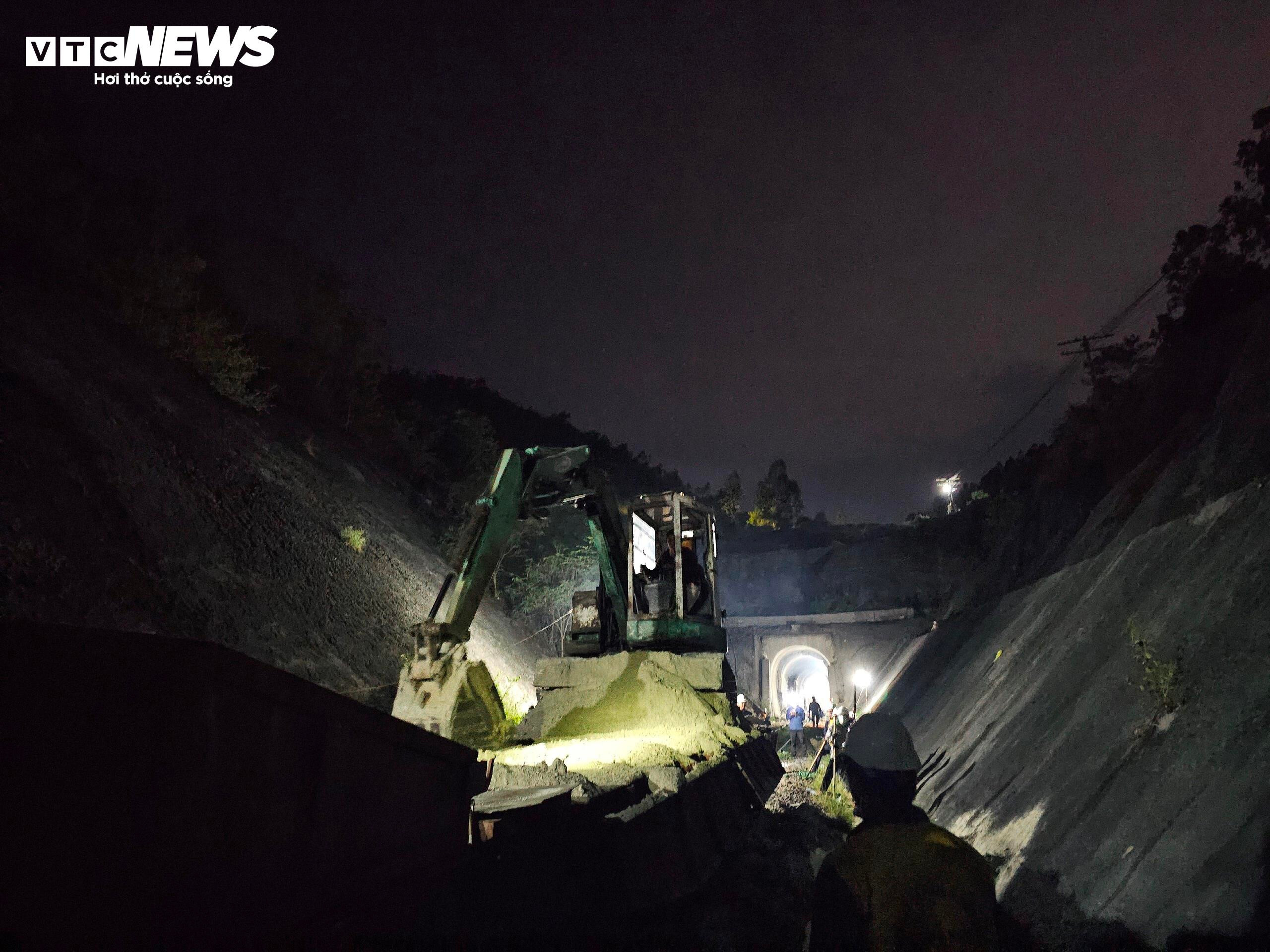 Hầm đường sắt Chí Thạnh tiếp tục sạt lở - 6