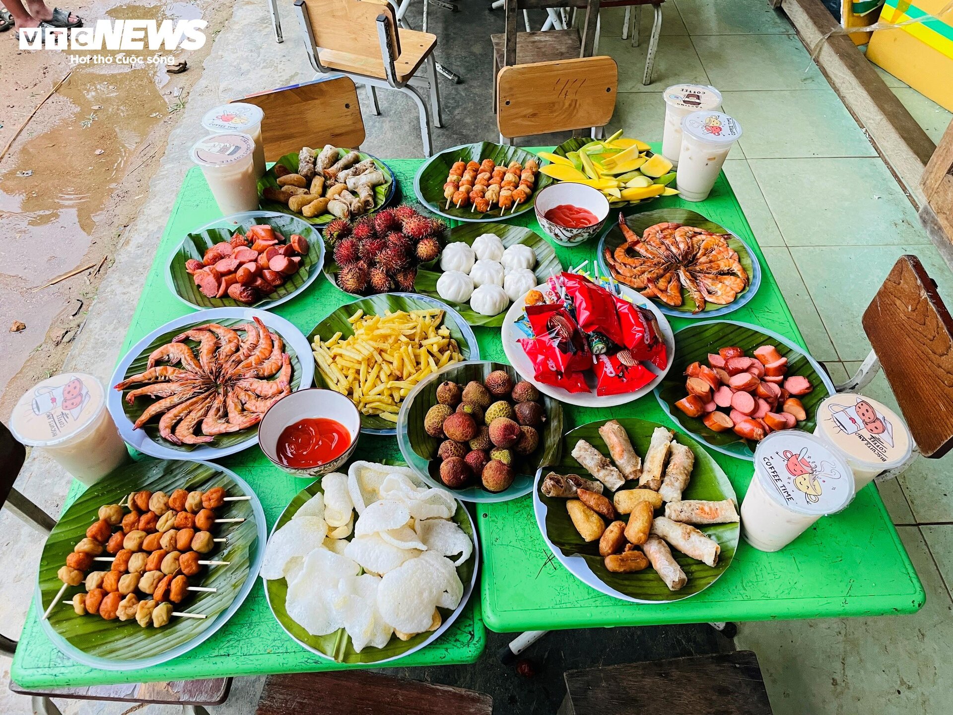 Những học sinh nghèo trên rẻo cao Ngọc Linh lần đầu được ăn tiệc buffet - 5