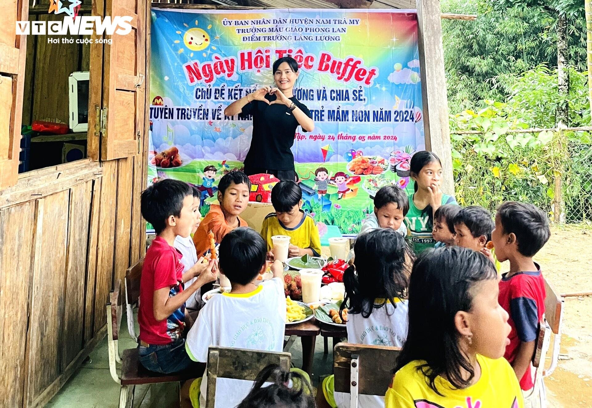 Những học sinh nghèo trên rẻo cao Ngọc Linh lần đầu được ăn tiệc buffet - 2