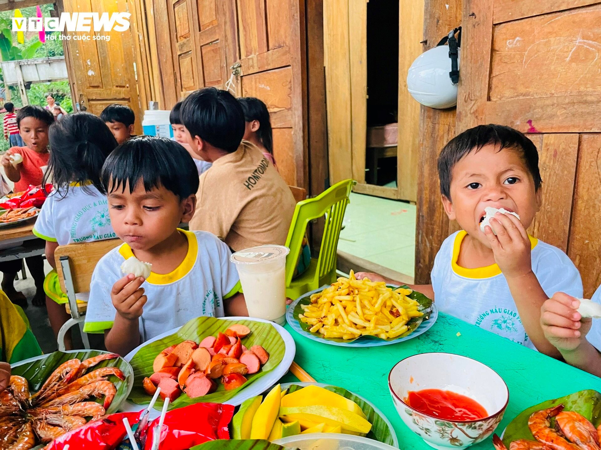 Những học sinh nghèo trên rẻo cao Ngọc Linh lần đầu được ăn tiệc buffet - 6
