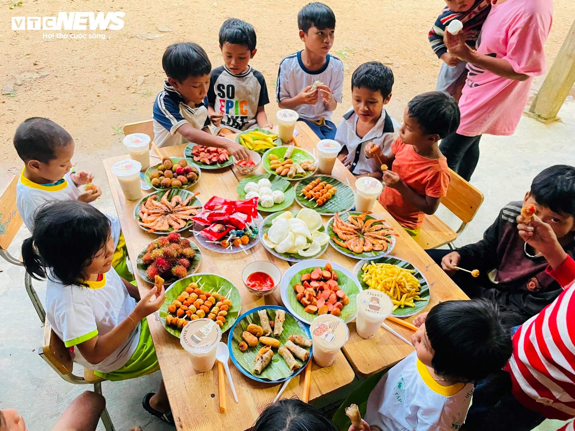 Những học sinh nghèo trên rẻo cao Ngọc Linh lần đầu được ăn tiệc buffet - 4