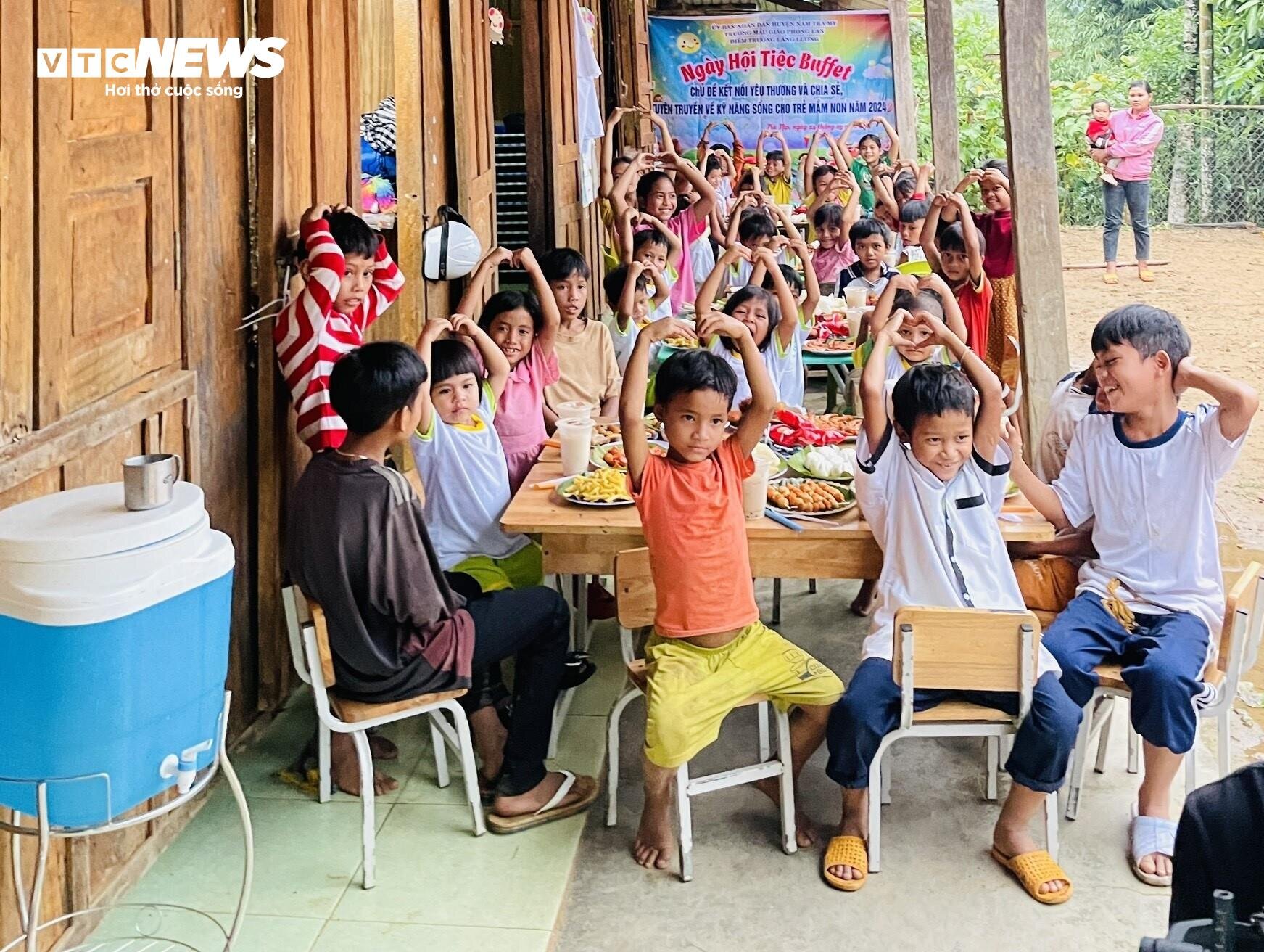 Những học sinh nghèo trên rẻo cao Ngọc Linh lần đầu được ăn tiệc buffet - 7