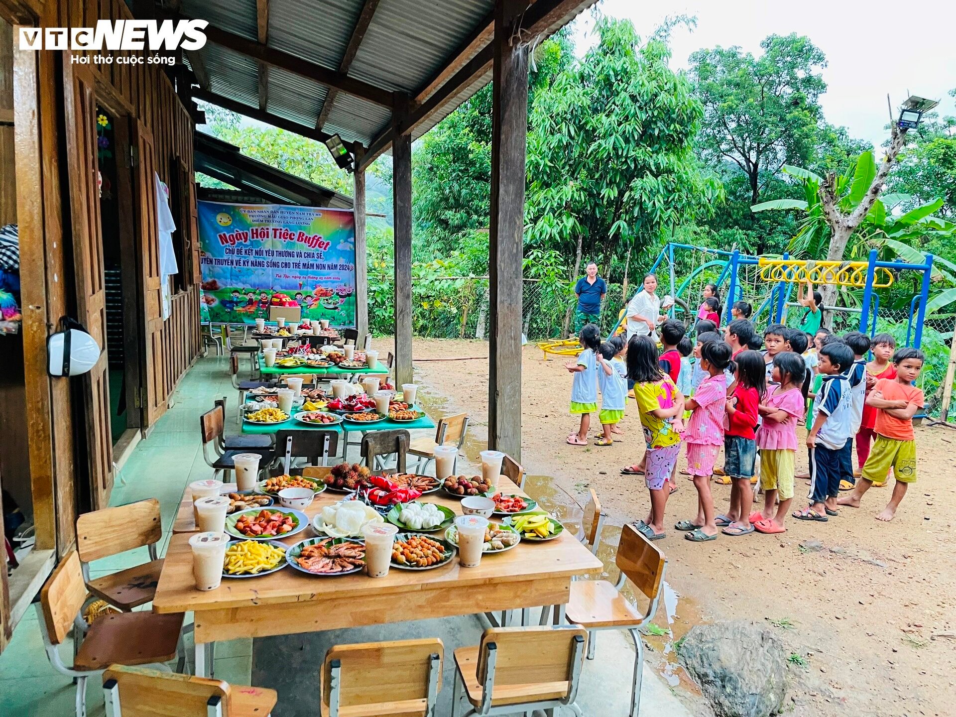 Những học sinh nghèo trên rẻo cao Ngọc Linh lần đầu được ăn tiệc buffet - 1