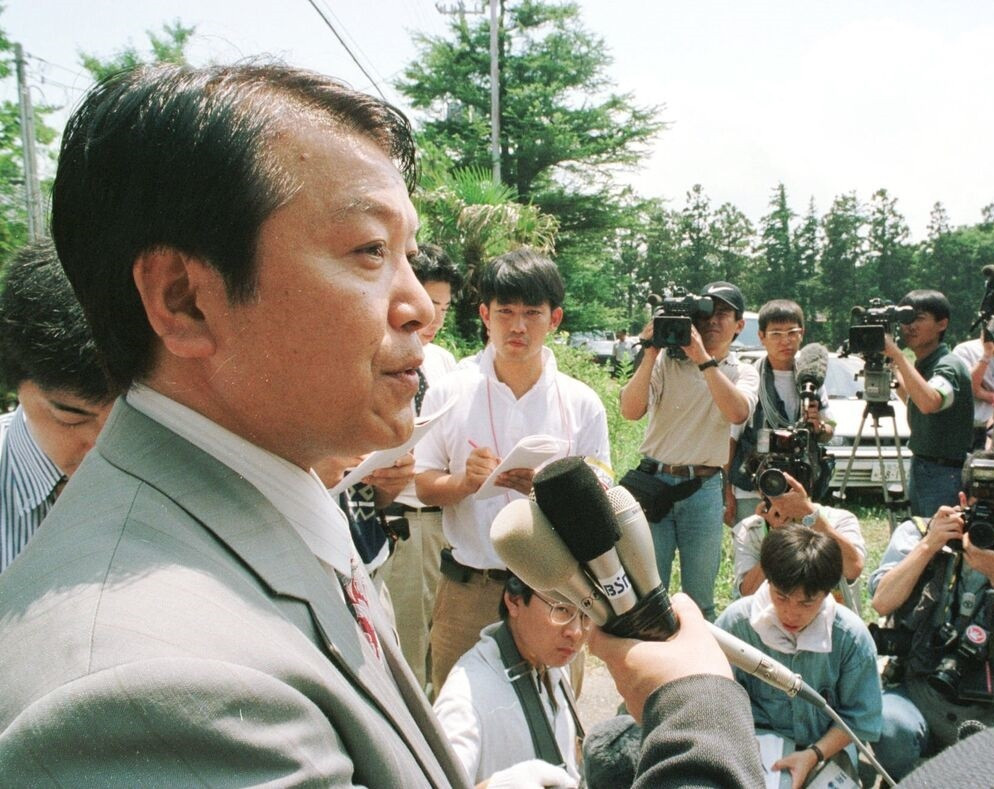 Ông Takaaki Sasaguchi, khi còn là thị trưởng Maki, sau cuộc bỏ phiếu trong cuộc trưng cầu dân ý về nhà máy điện hạt nhân vào tháng 8/1996. (Ảnh: Bloomberg)