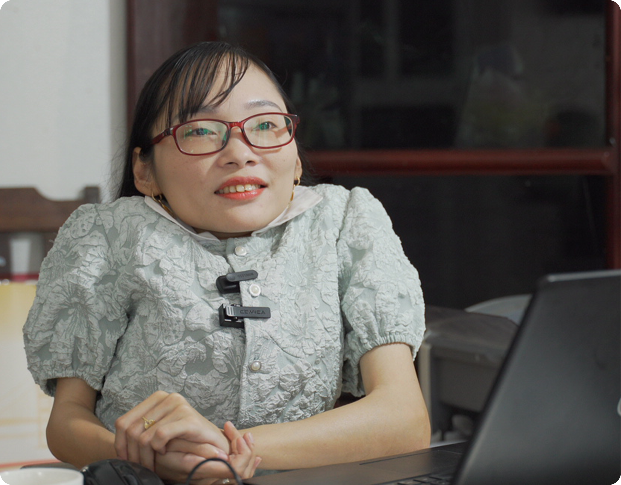 Cô giáo xương thủy tinh 20 năm ngồi xe lăn dạy học miễn phí cho trẻ em - 2