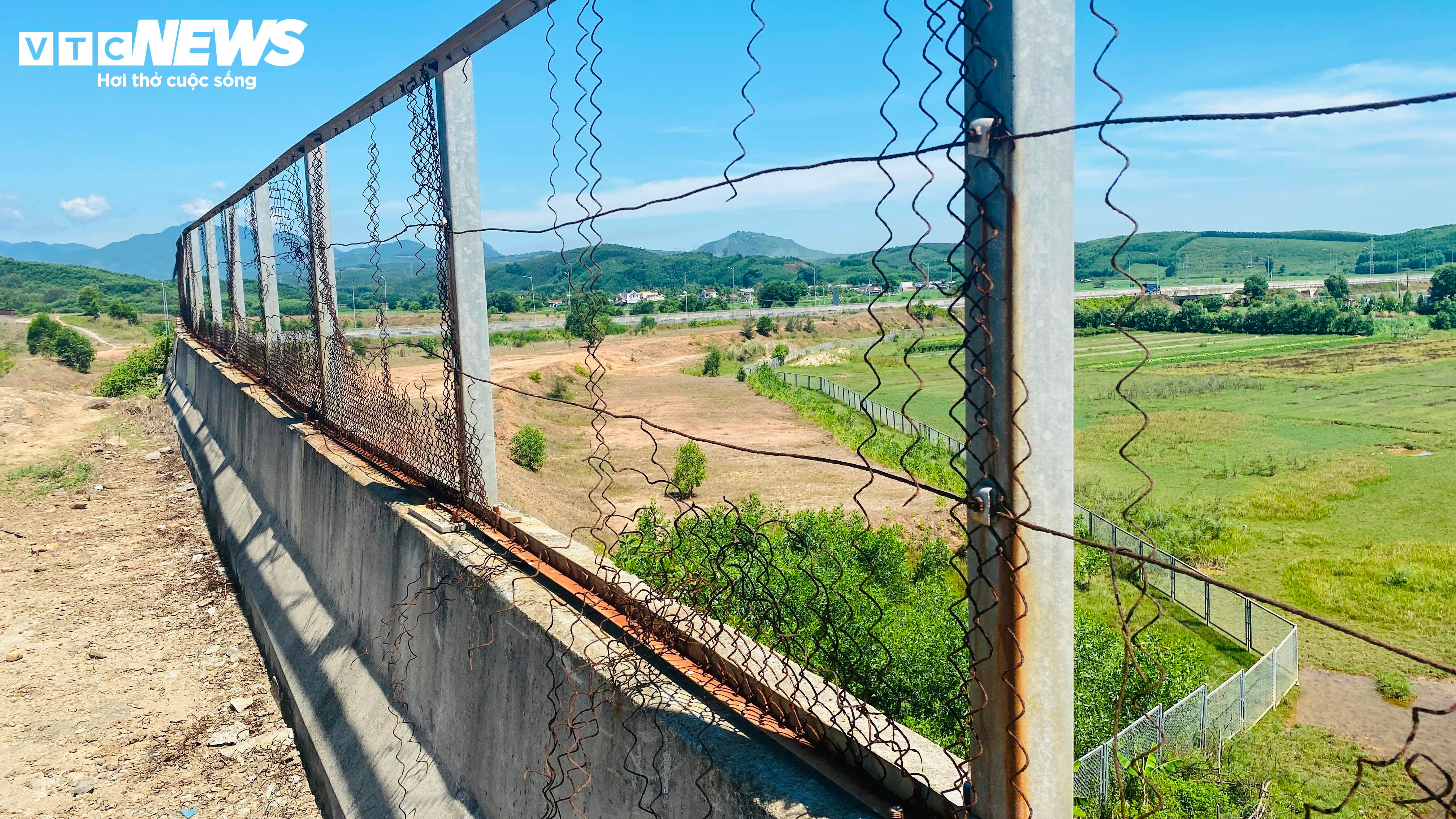 Cao tốc vận hành 6 năm, nút giao Dung Quất - Trì Bình vẫn 'giậm chân tại chỗ' - 10