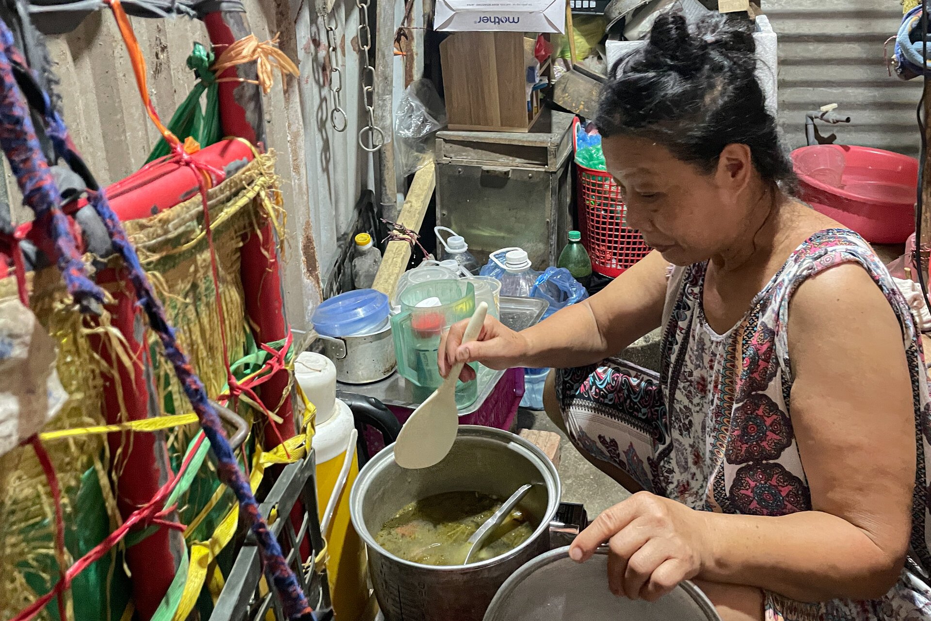 Bữa cơm khốn khó thời vật giá leo thang ở xóm trọ nghèo giữa Hà Nội - 5