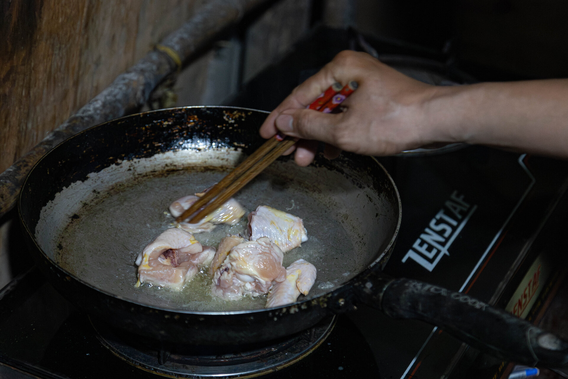 Bữa cơm khốn khó thời vật giá leo thang ở xóm trọ nghèo giữa Hà Nội - 11
