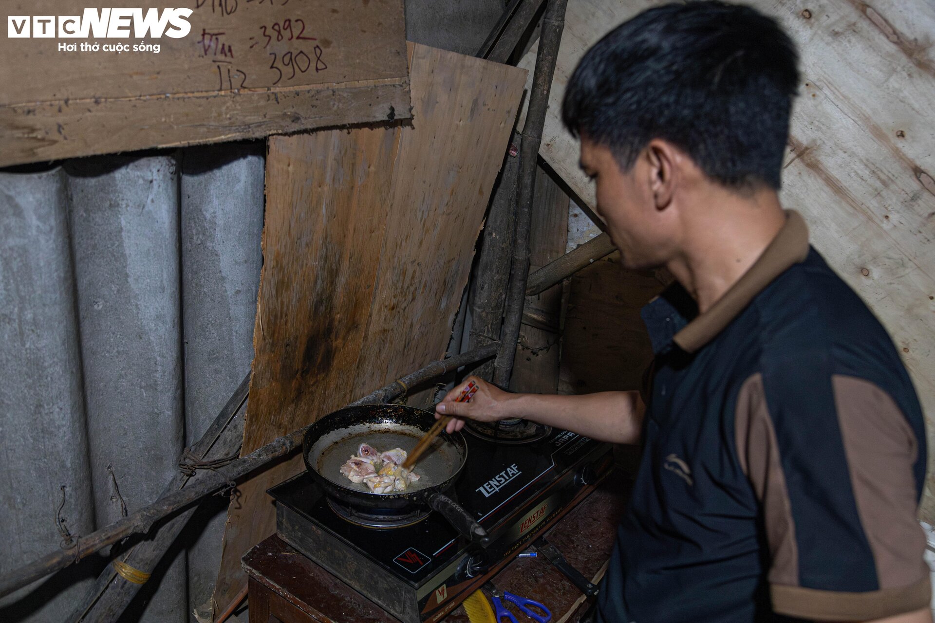 Bữa cơm khốn khó thời vật giá leo thang ở xóm trọ nghèo giữa Hà Nội - 12