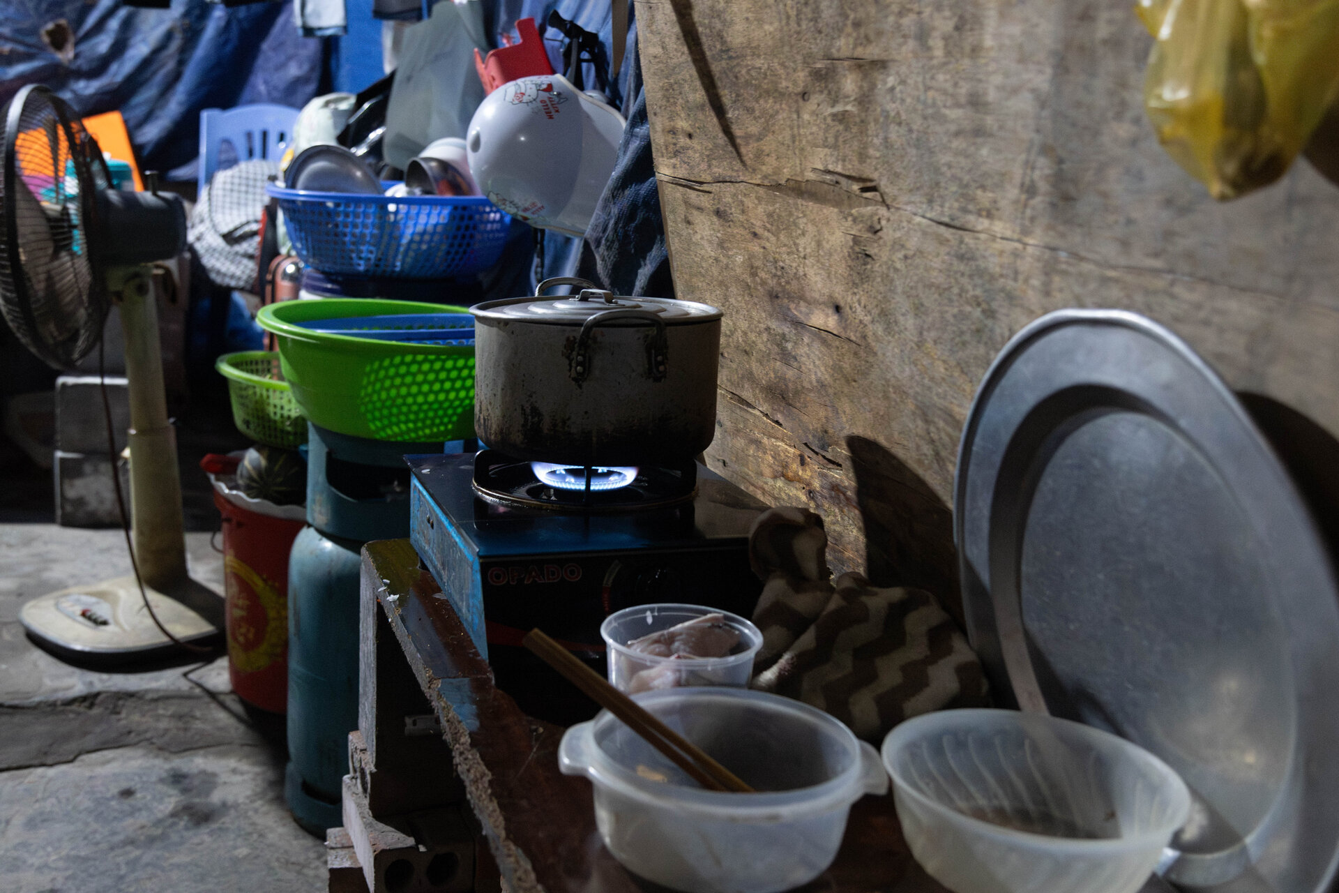 Bữa cơm khốn khó thời vật giá leo thang ở xóm trọ nghèo giữa Hà Nội - 16
