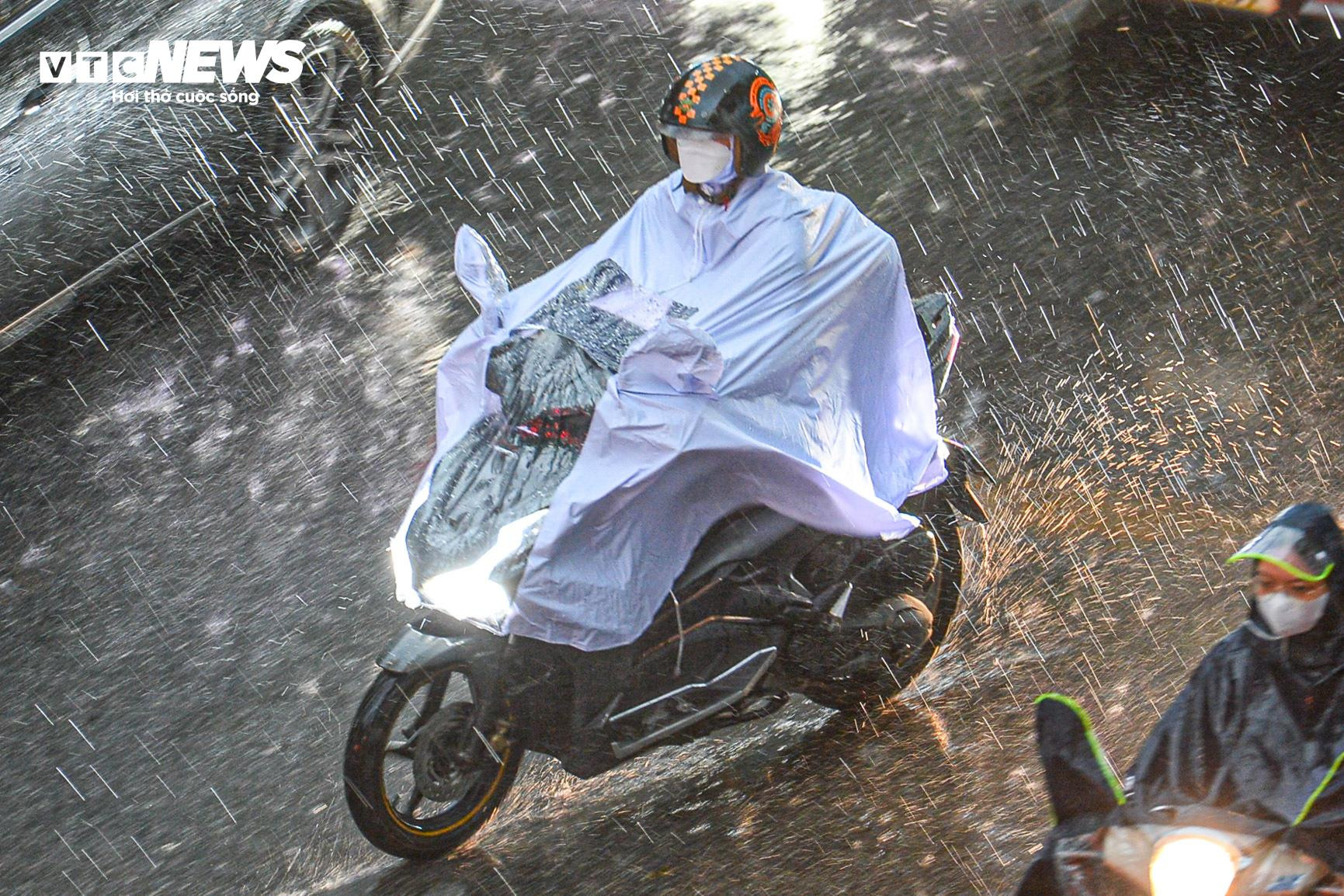 Mưa xối xả giờ tan tầm, người Hà Nội phải trú tạm gầm cầu - 11