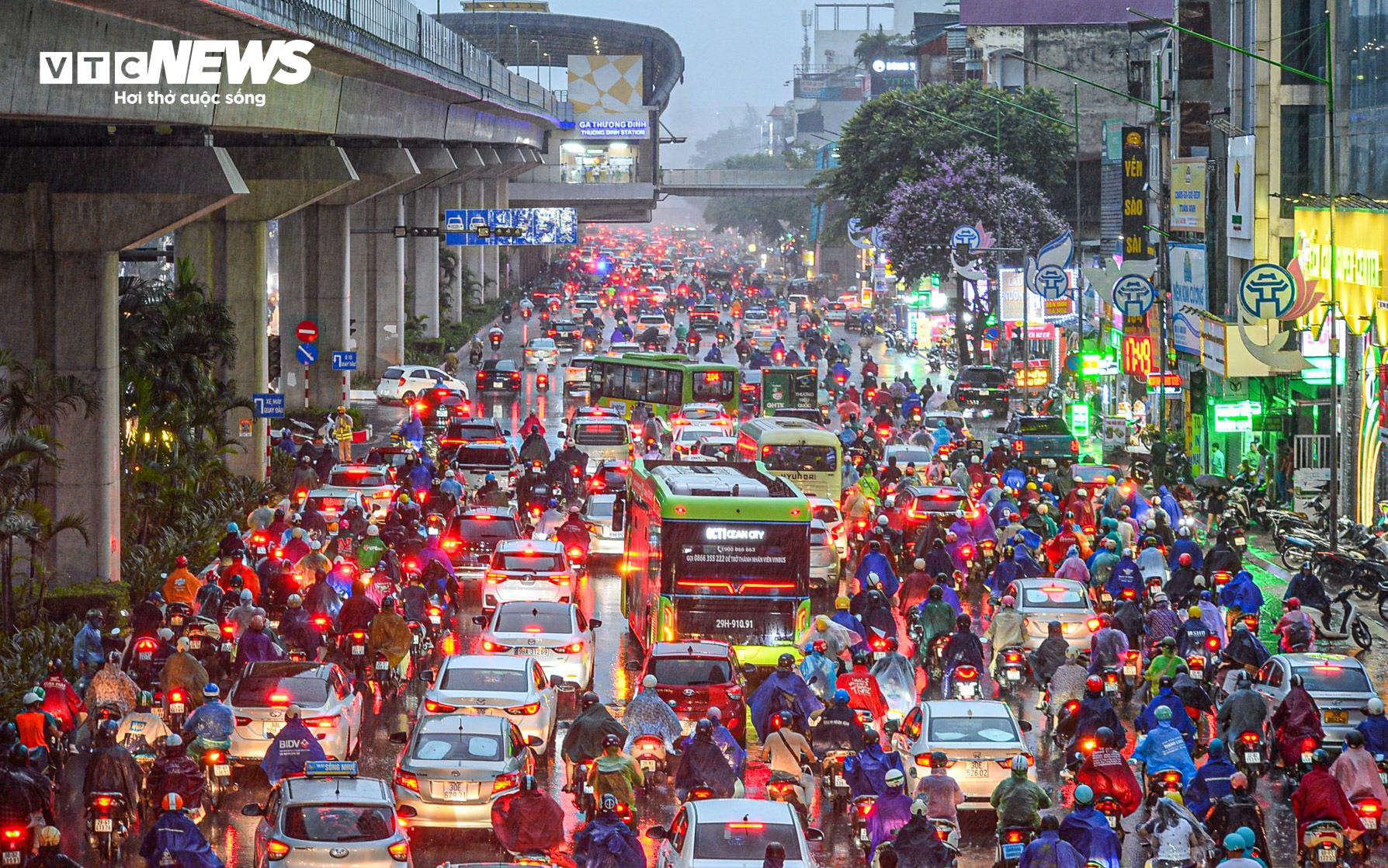 Mưa xối xả giờ tan tầm, người Hà Nội phải trú tạm gầm cầu - 3