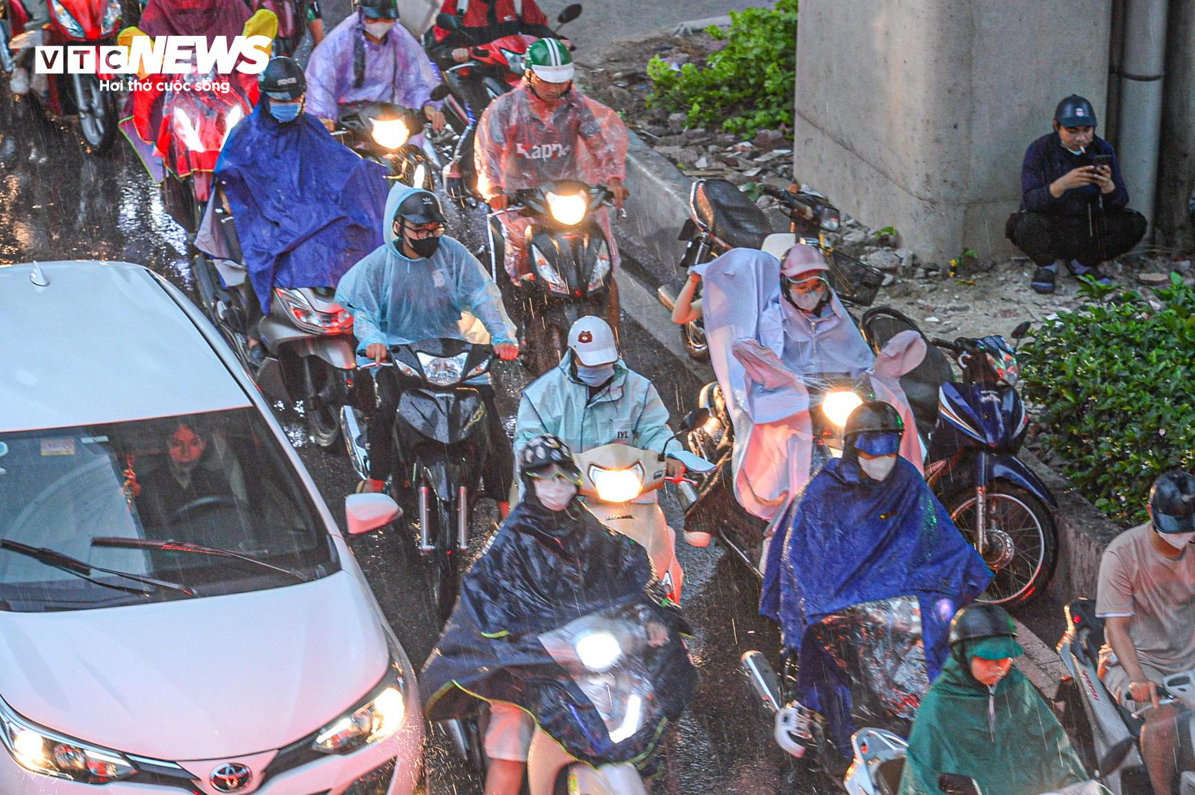 Mưa xối xả giờ tan tầm, người Hà Nội phải trú tạm gầm cầu - 4