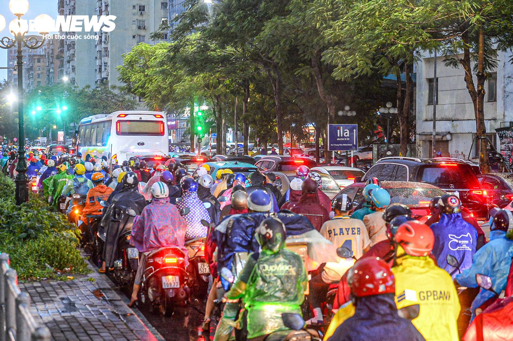 Mưa xối xả giờ tan tầm, người Hà Nội phải trú tạm gầm cầu - 8