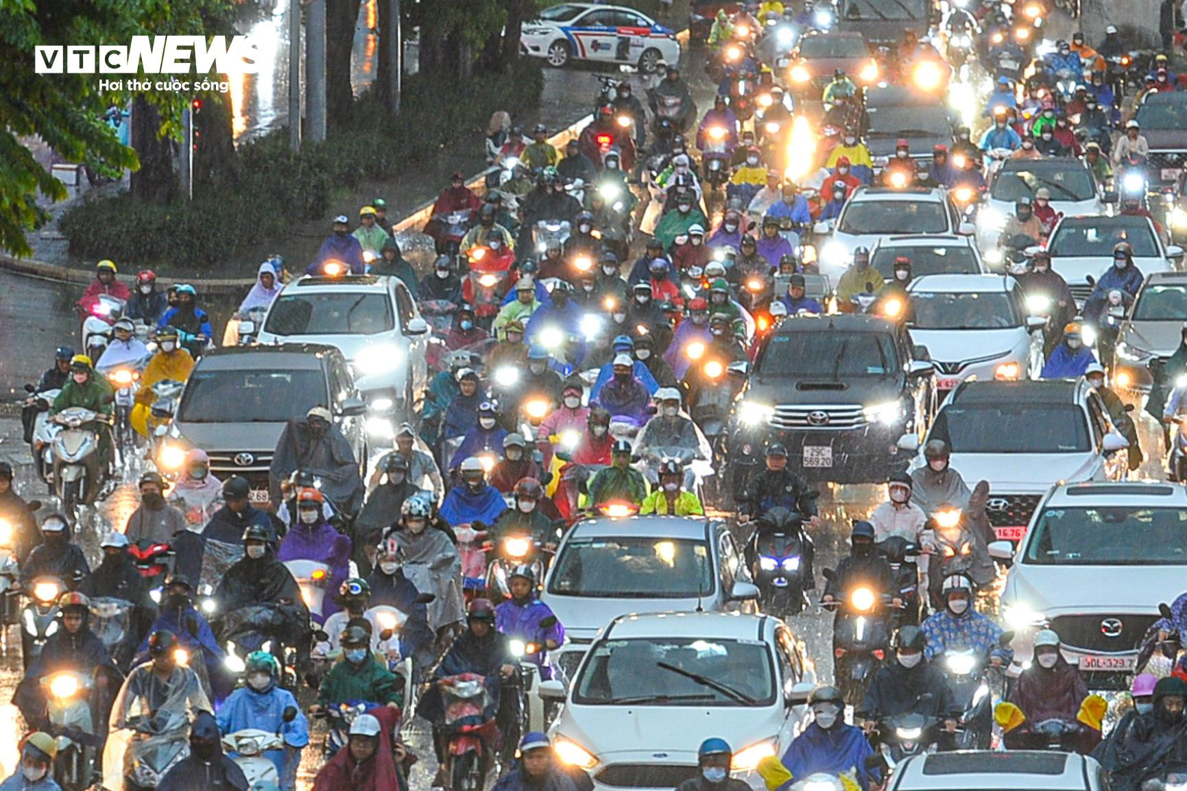 Mưa xối xả giờ tan tầm, người Hà Nội phải trú tạm gầm cầu - 2