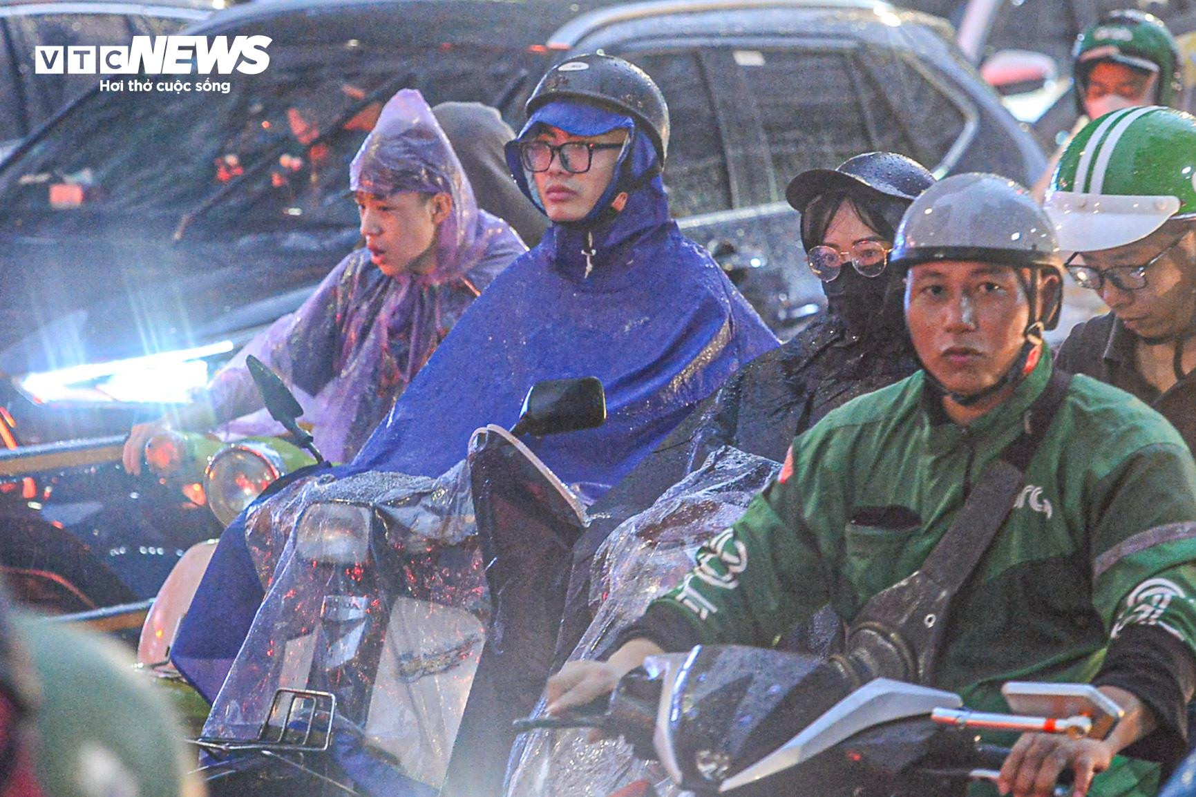 Mưa xối xả giờ tan tầm, người Hà Nội phải trú tạm gầm cầu - 10