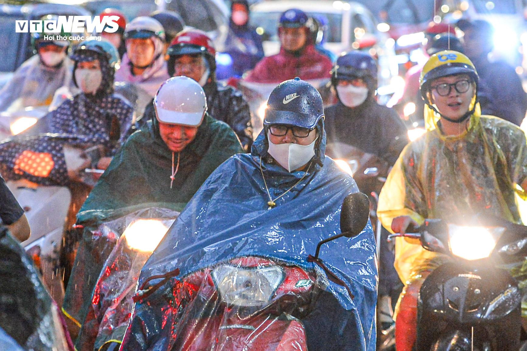 Mưa xối xả giờ tan tầm, người Hà Nội phải trú tạm gầm cầu - 9