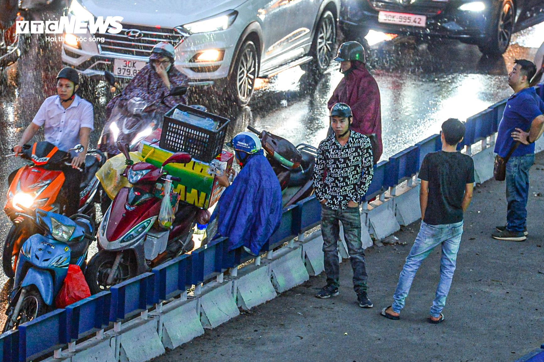 Mưa xối xả giờ tan tầm, người Hà Nội phải trú tạm gầm cầu - 7