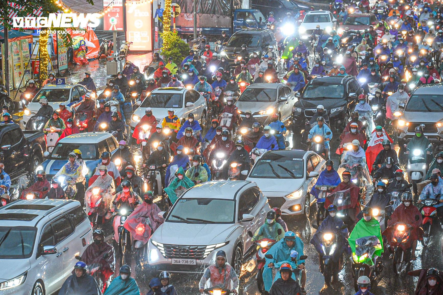 Mưa xối xả giờ tan tầm, người Hà Nội phải trú tạm gầm cầu - 12