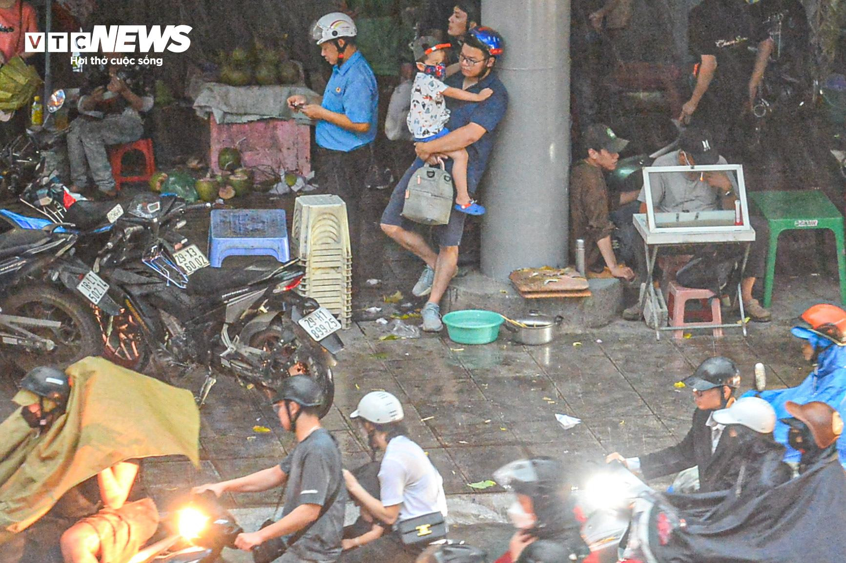 Mưa xối xả giờ tan tầm, người Hà Nội phải trú tạm gầm cầu - 6