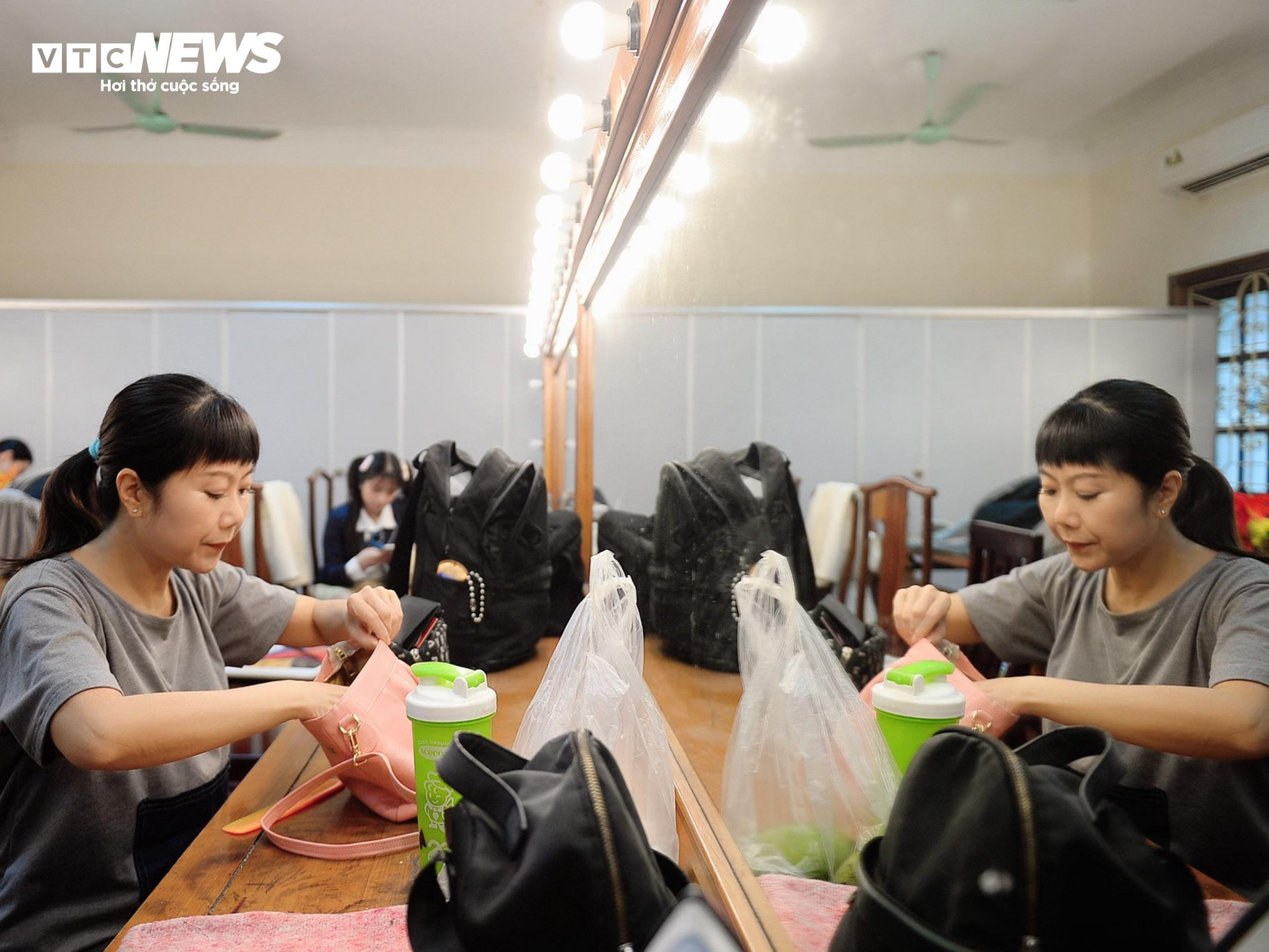 Phía sau cánh gà: Một buổi diễn ở sân khấu kịch của Hương Tươi diễn ra thế nào? - 2