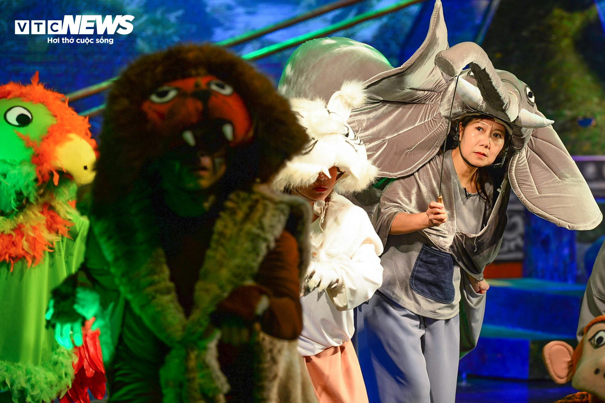 Phía sau cánh gà: Một buổi diễn ở sân khấu kịch của Hương Tươi diễn ra thế nào? - 8