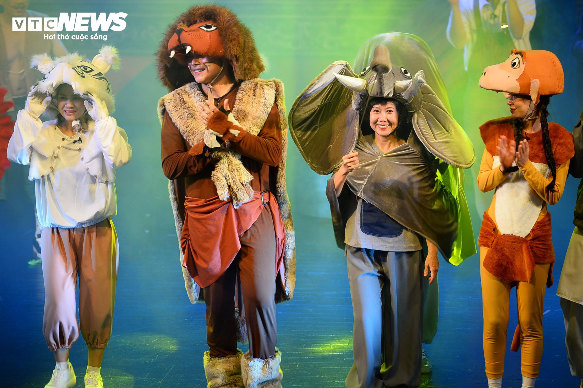 Phía sau cánh gà: Một buổi diễn ở sân khấu kịch của Hương Tươi diễn ra thế nào? - 10