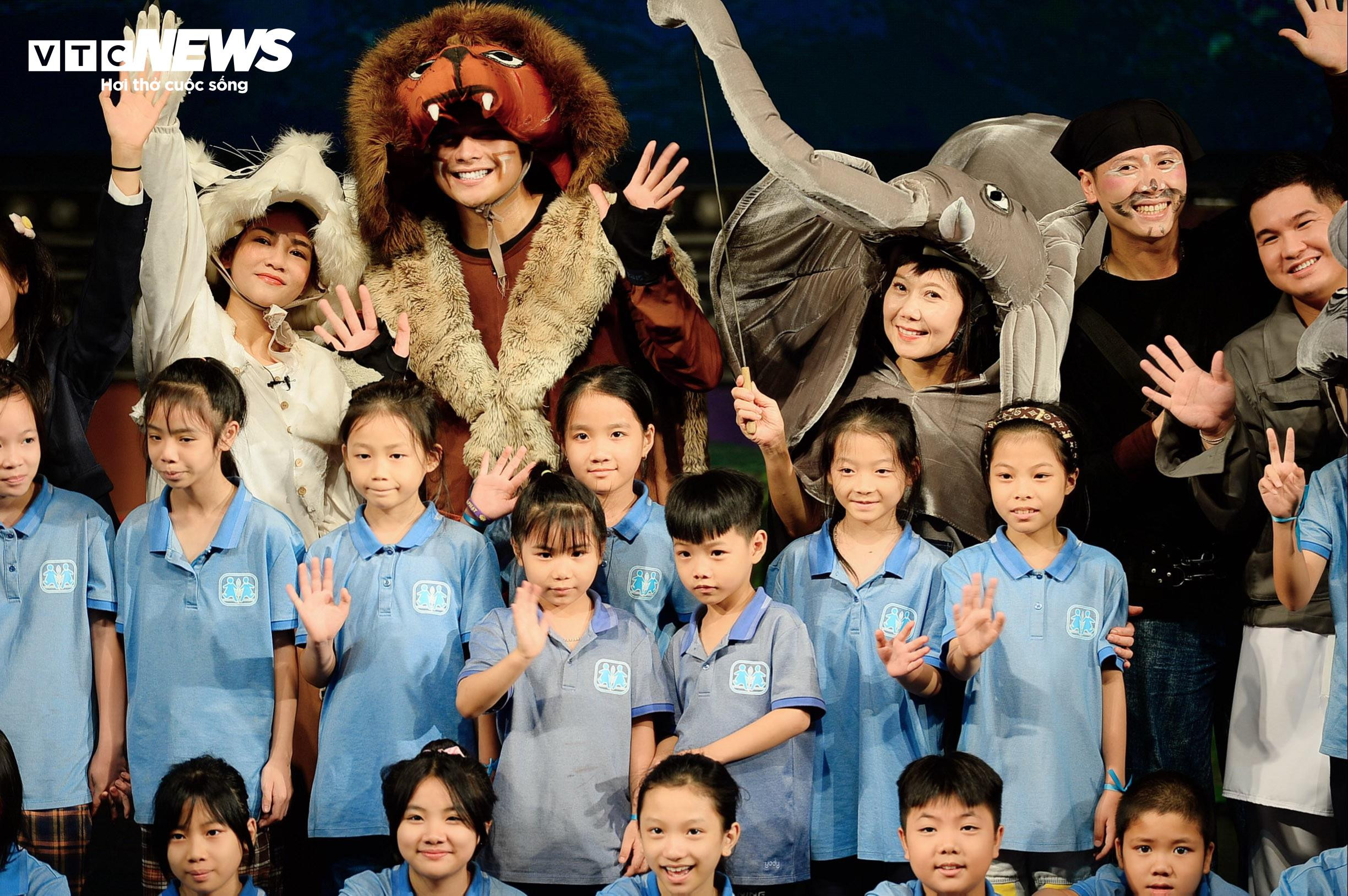 Phía sau cánh gà: Một buổi diễn ở sân khấu kịch của Hương Tươi diễn ra thế nào? - 11